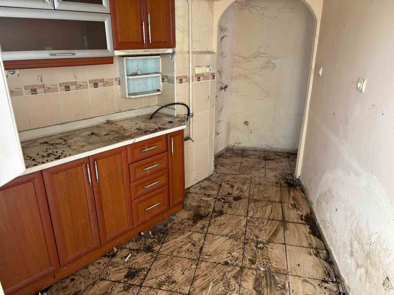Ankara’da yaşlı çifte ait evden kamyon dolusu çöp çıkartıldı