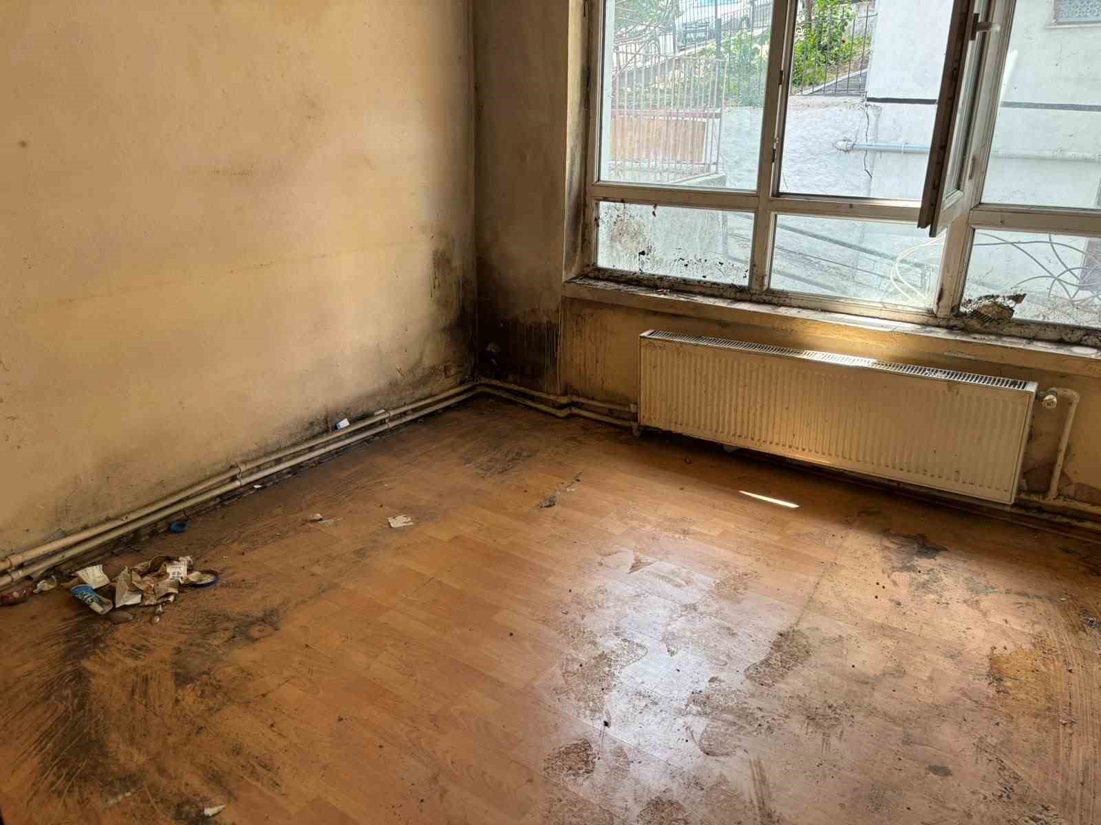 Ankara’da yaşlı çifte ait evden kamyon dolusu çöp çıkartıldı