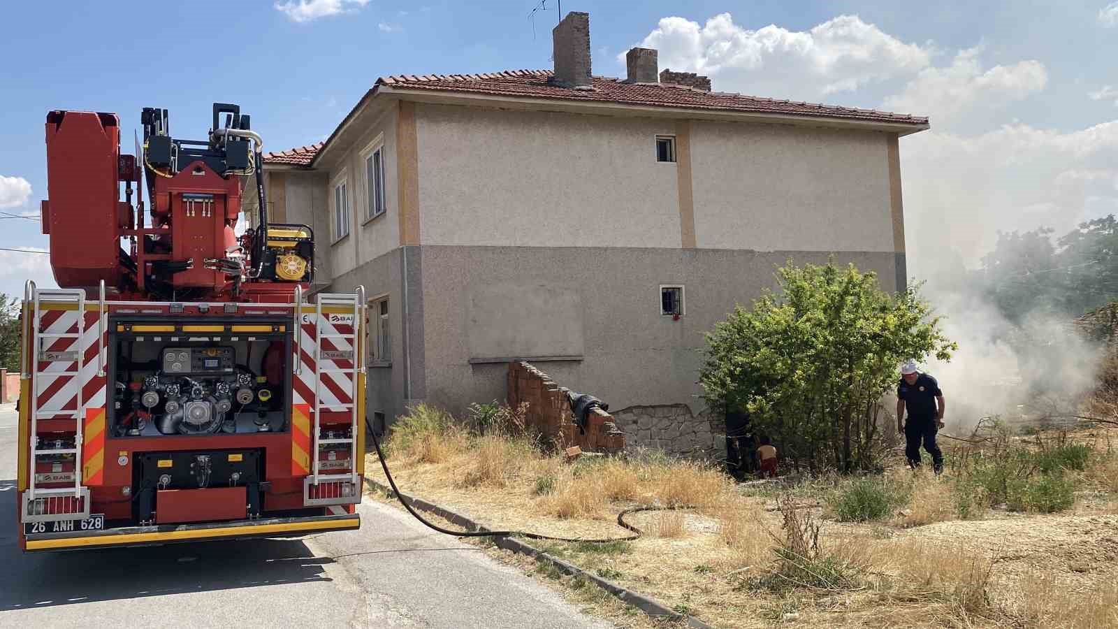 Eskişehir’de bir mahallede aynı anda iki yangın