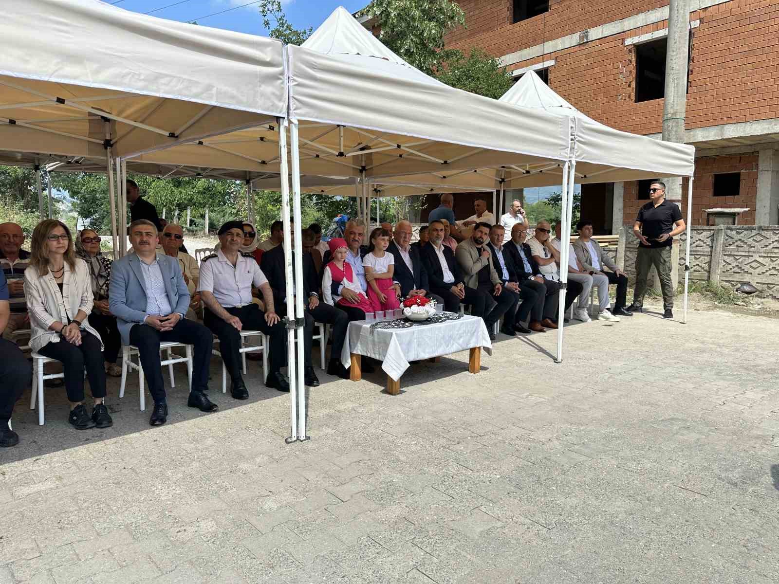 Çeşmelerden ayran aktı