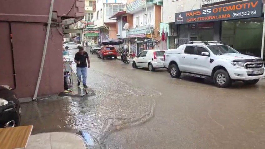 Erzurum İspir’de sağanak ve fırtına kabusu: İş yerlerini su bastı