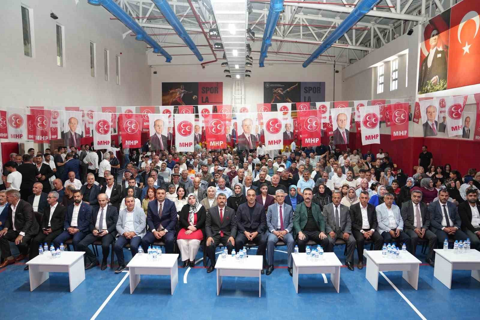 MHP’de ilçe kongreleri devam ediyor; Pasinler’de Erkan Yağar güven tazeledi