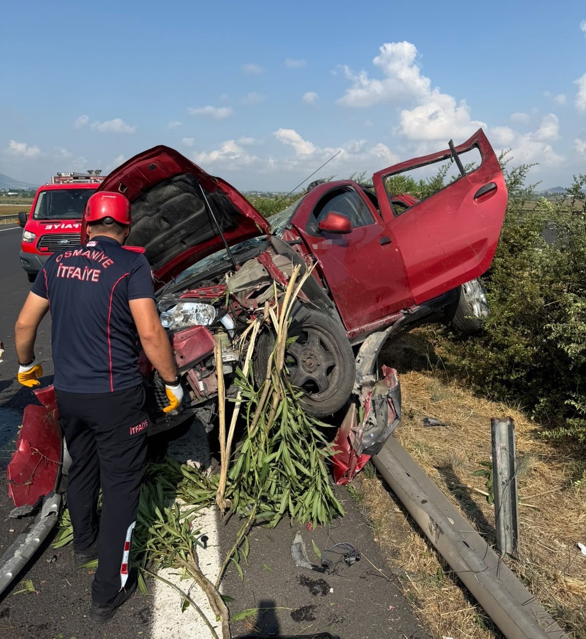TAG Otoyolu’nda otomobil bariyerlere çarptı: 1’i çocuk 5 yaralı