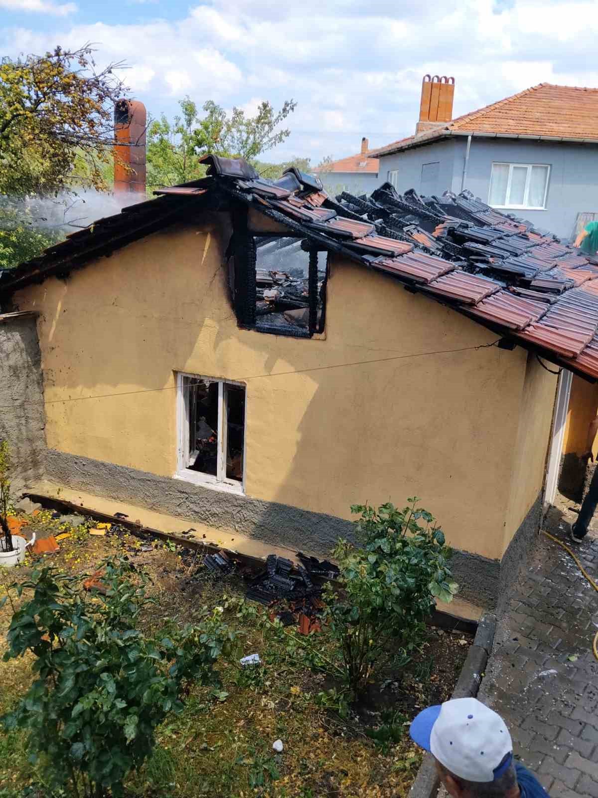 Tavşanlı’nın Derbent köyünde yangın