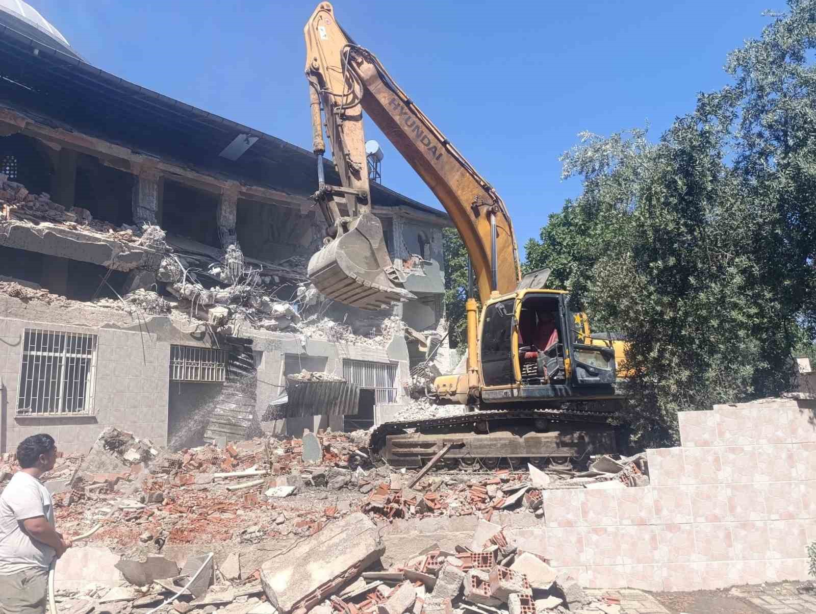 Manisa’da 28 yıllık cami yıkılıyor