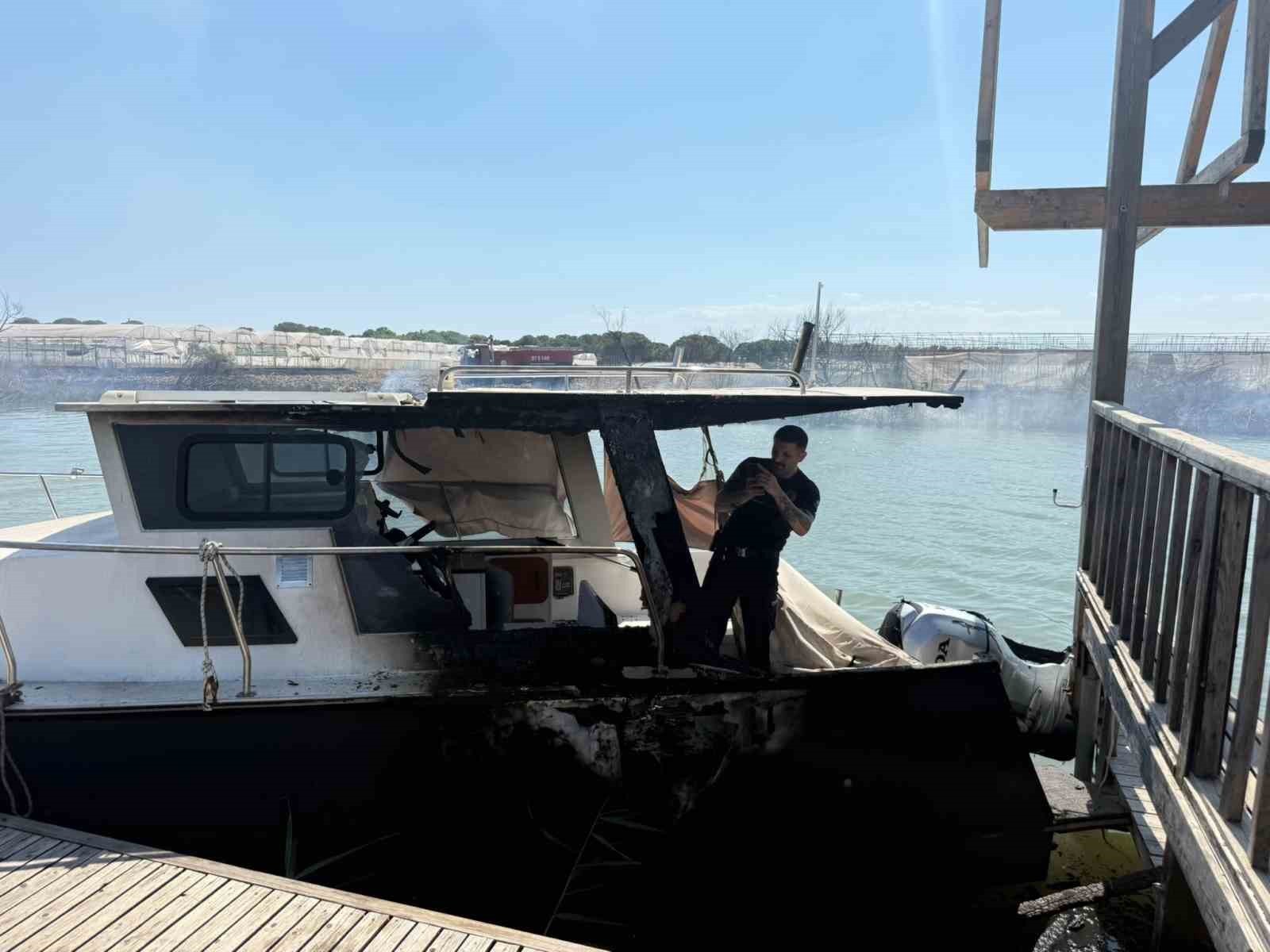 Rüzgarın büyüttüğü yangın villanın bahçesine sıçradı, milyonluk tekne hasar gördü
