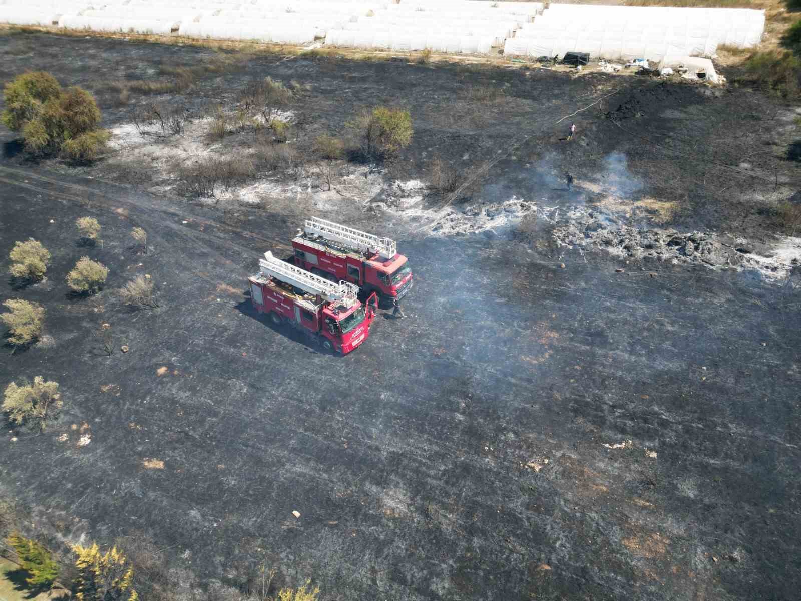 Rüzgarın büyüttüğü yangın villanın bahçesine sıçradı, milyonluk tekne hasar gördü