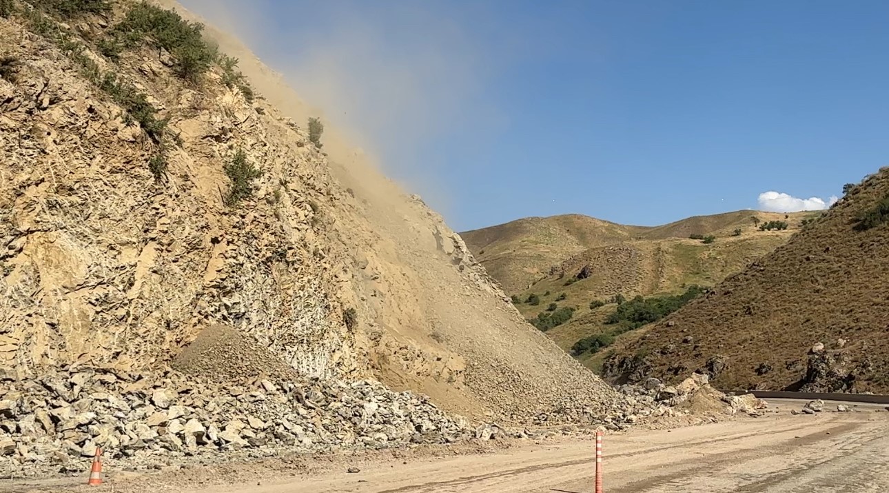 Yüksekova-Van yolunda kaya parçaları ulaşımı aksattı