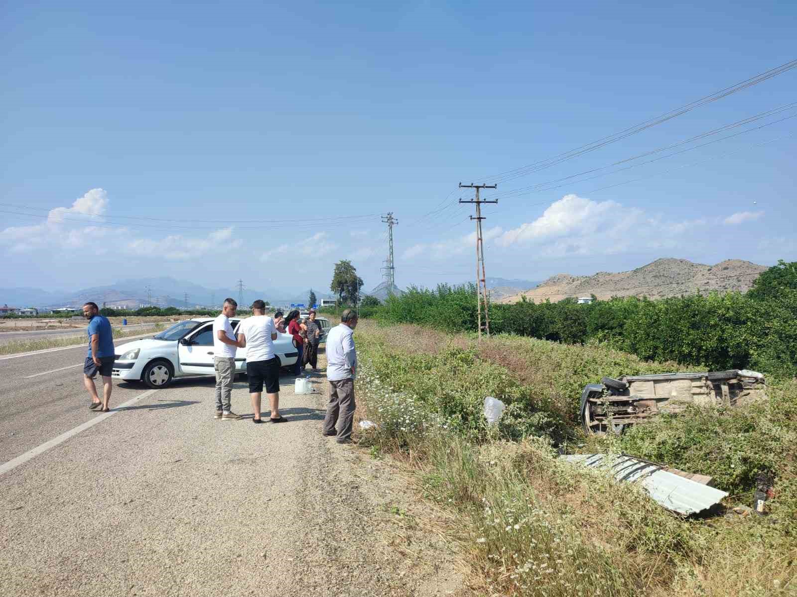 Otomobilin çarptığı araç bahçeye devrildi: 4 yaralı