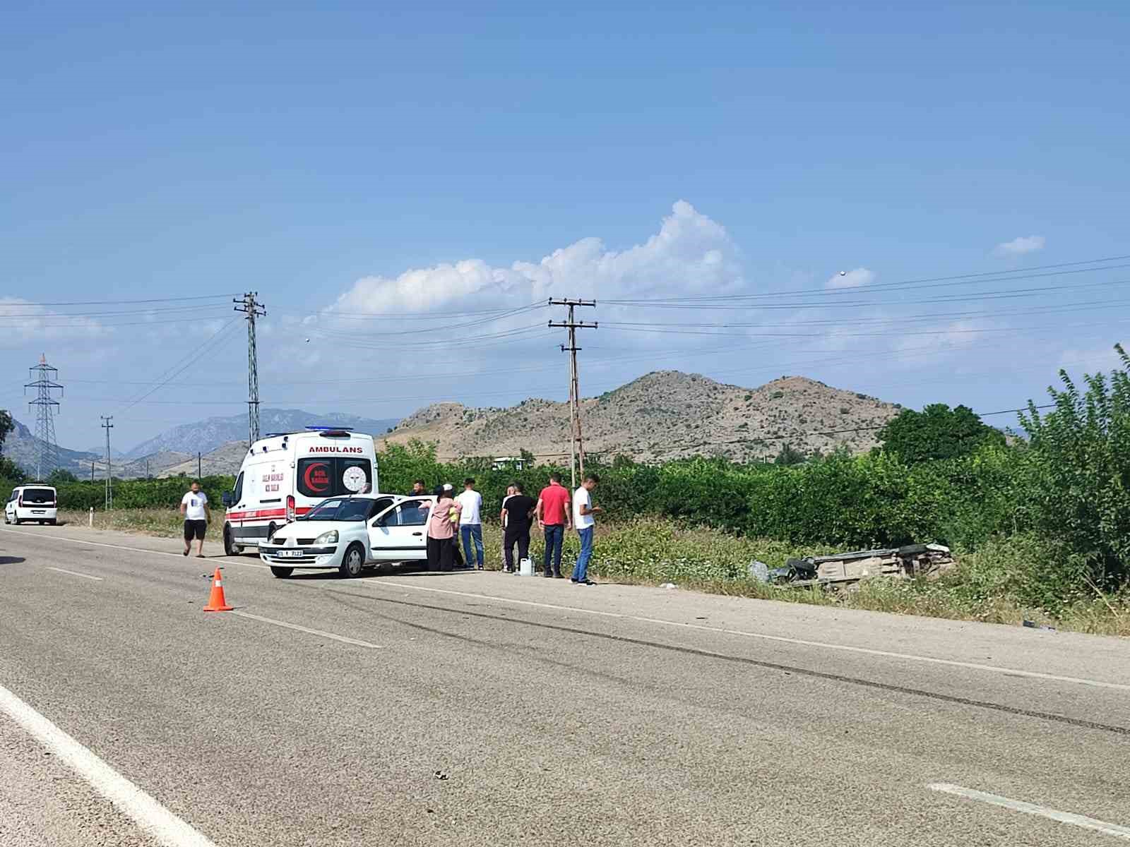 Otomobilin çarptığı araç bahçeye devrildi: 4 yaralı