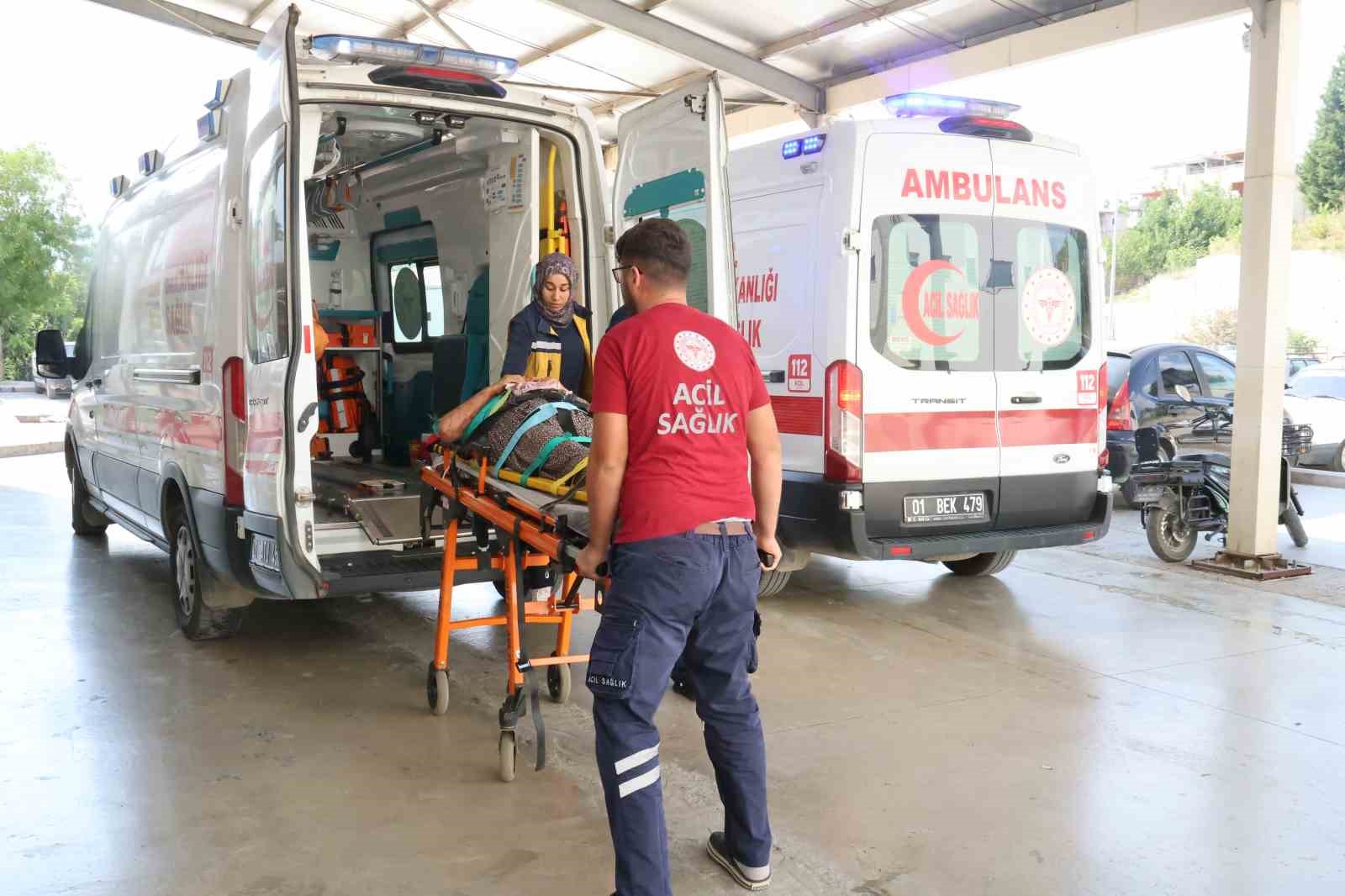 Otomobilin çarptığı araç bahçeye devrildi: 4 yaralı