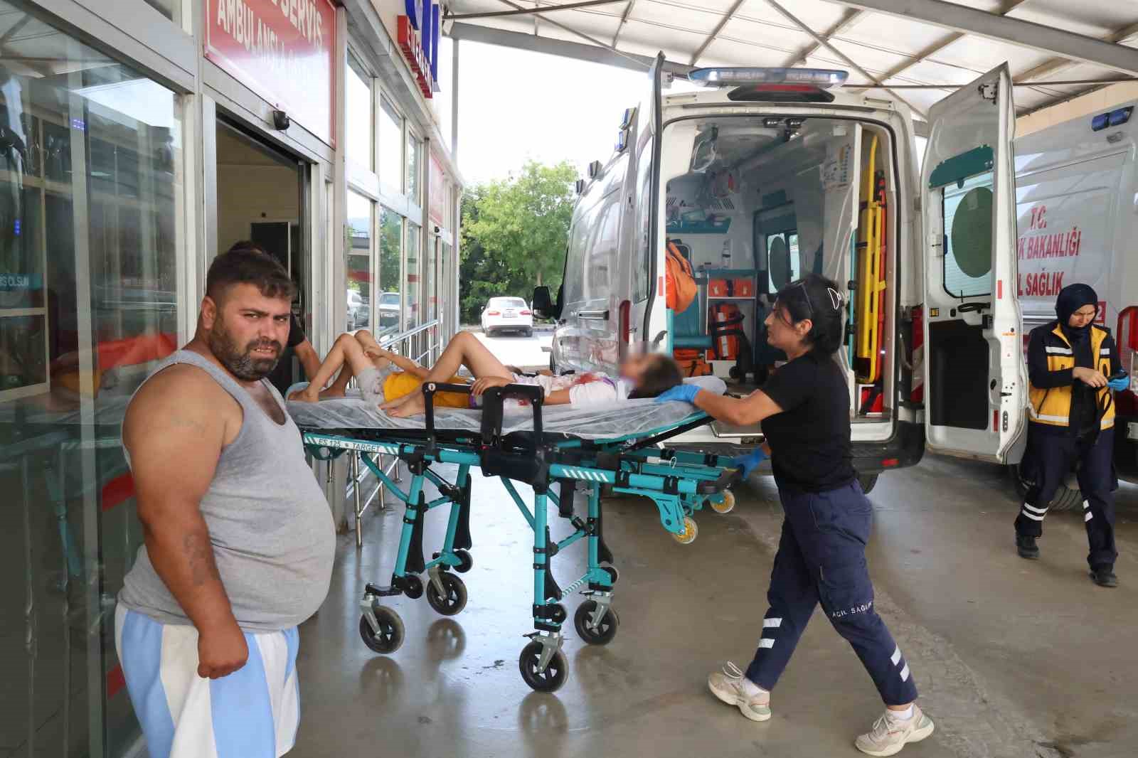 Otomobilin çarptığı araç bahçeye devrildi: 4 yaralı