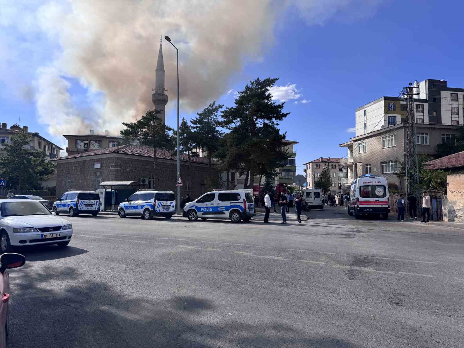 Kayseri’de korkutan çatı yangını