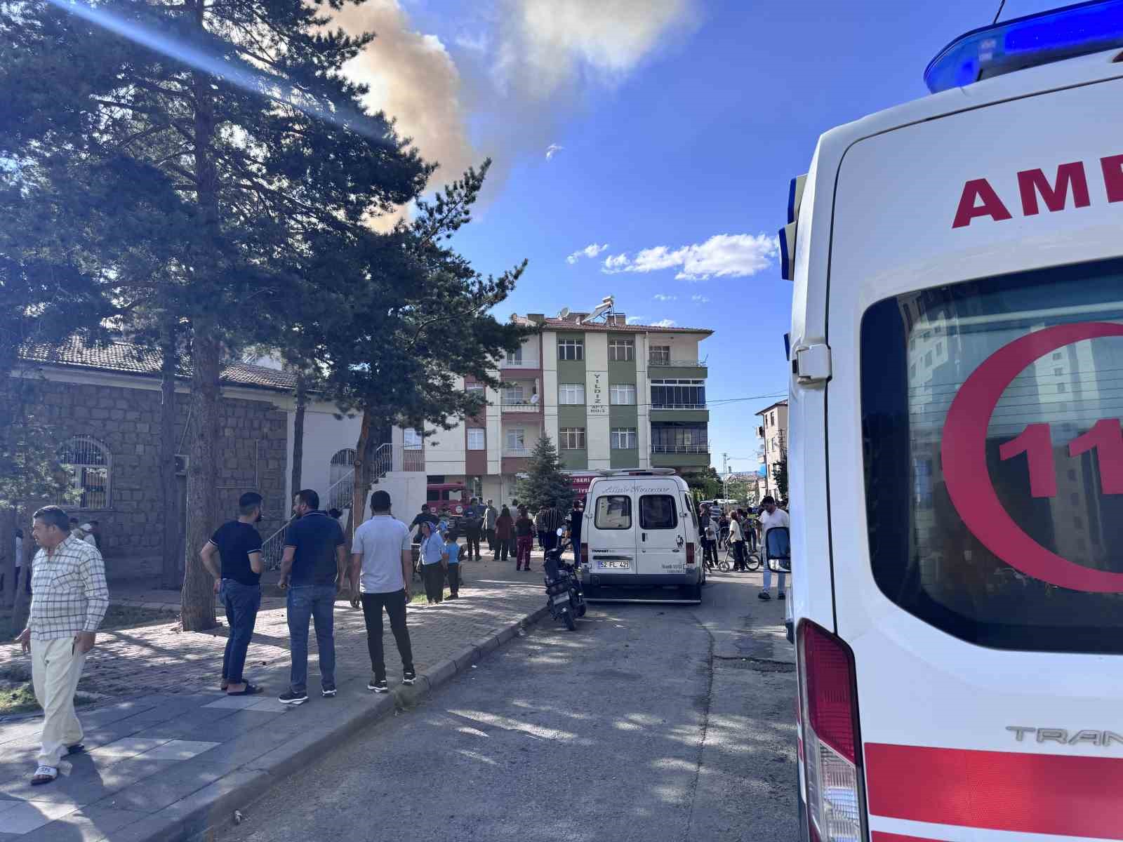Kayseri’de korkutan çatı yangını