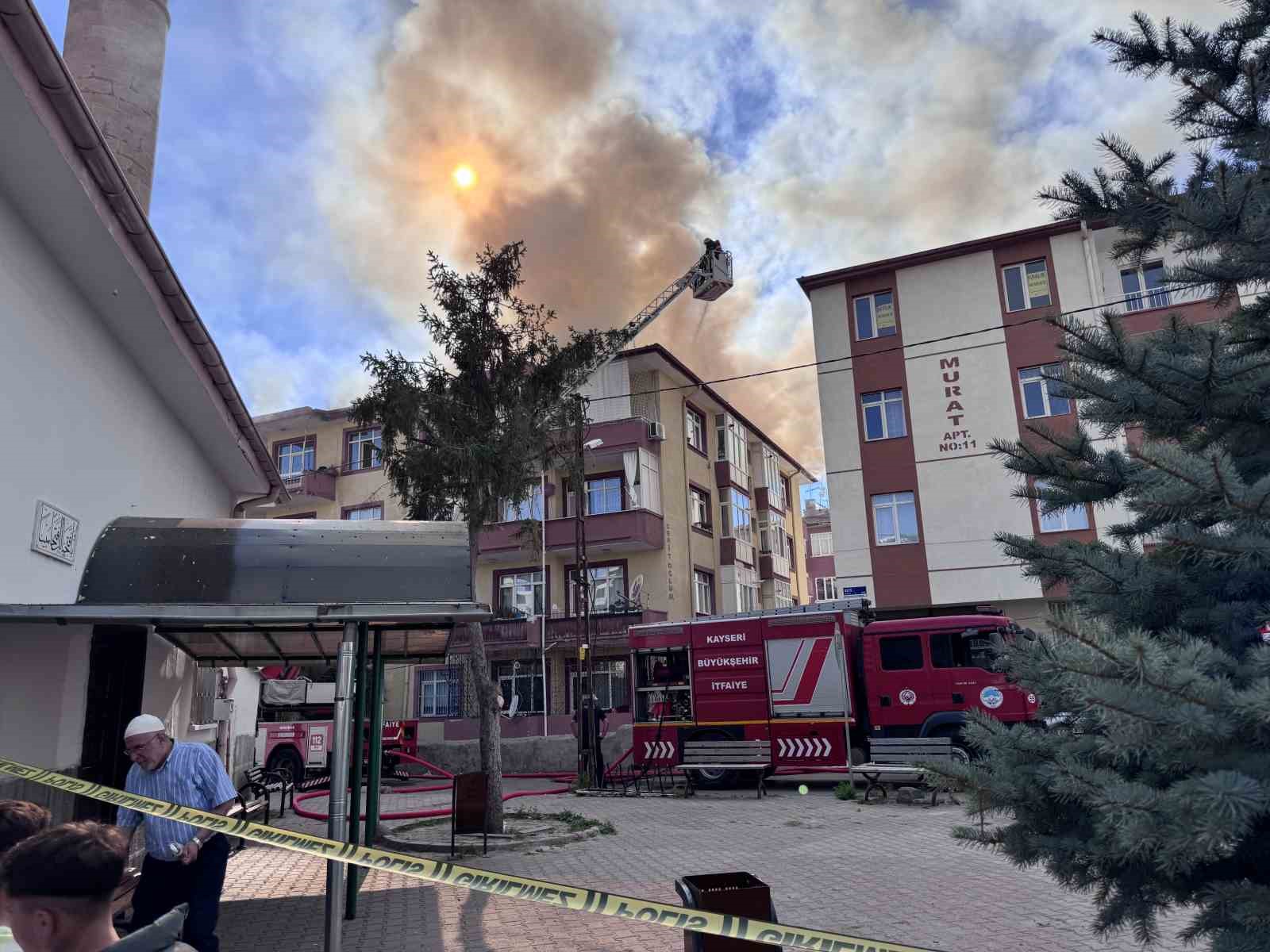 Kayseri’de korkutan çatı yangını