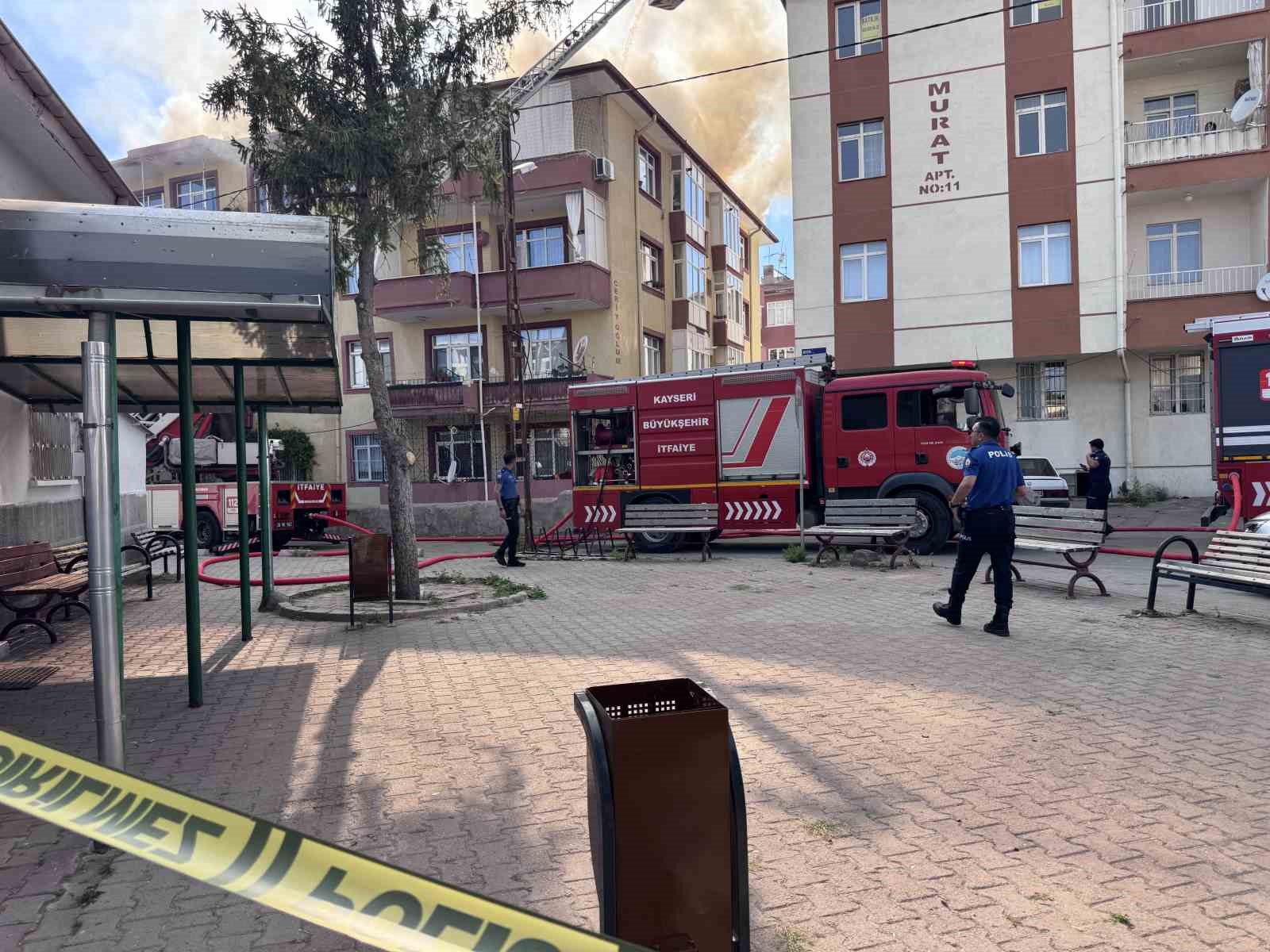 Kayseri’de korkutan çatı yangını