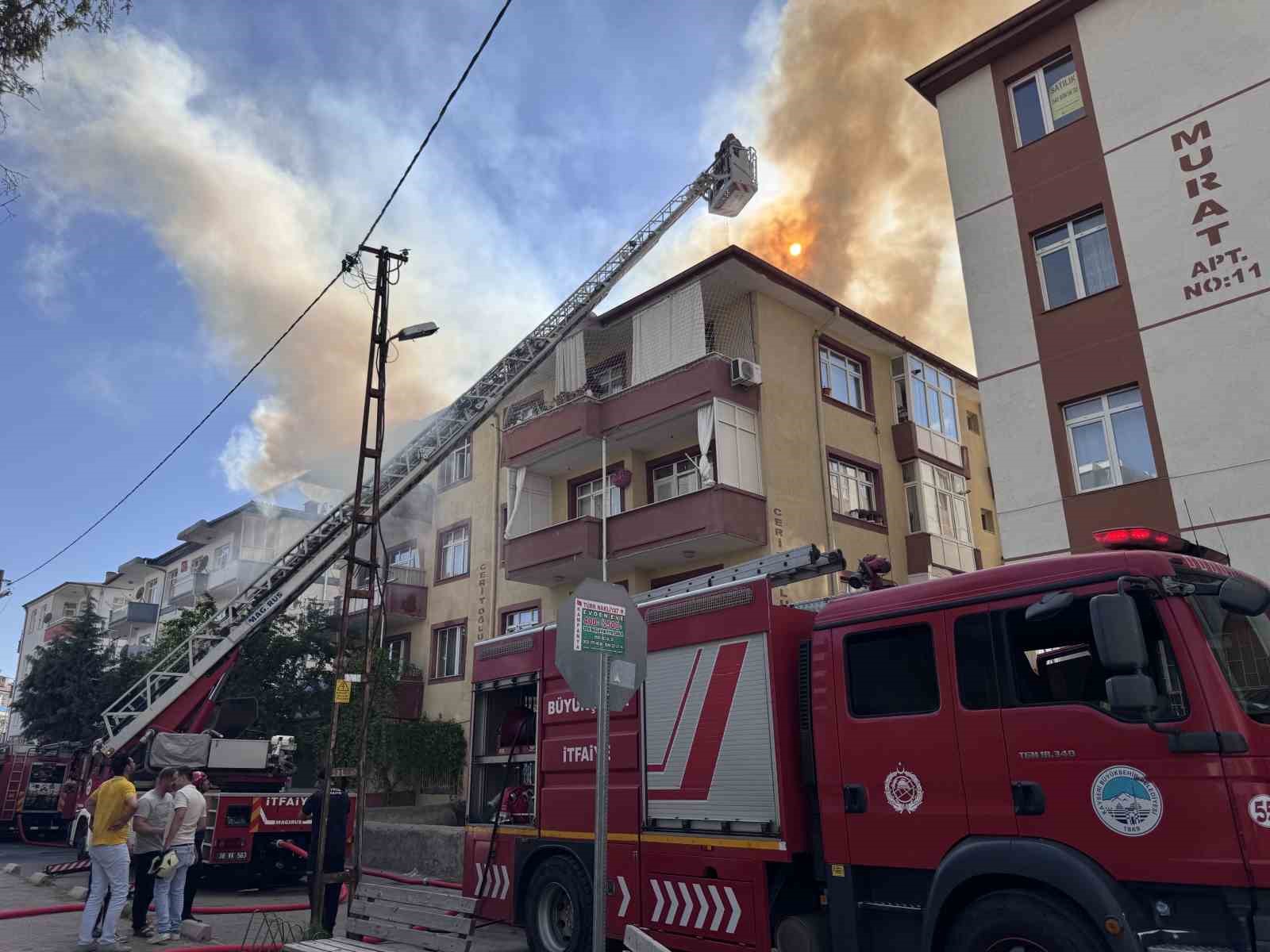 Kayseri’de korkutan çatı yangını