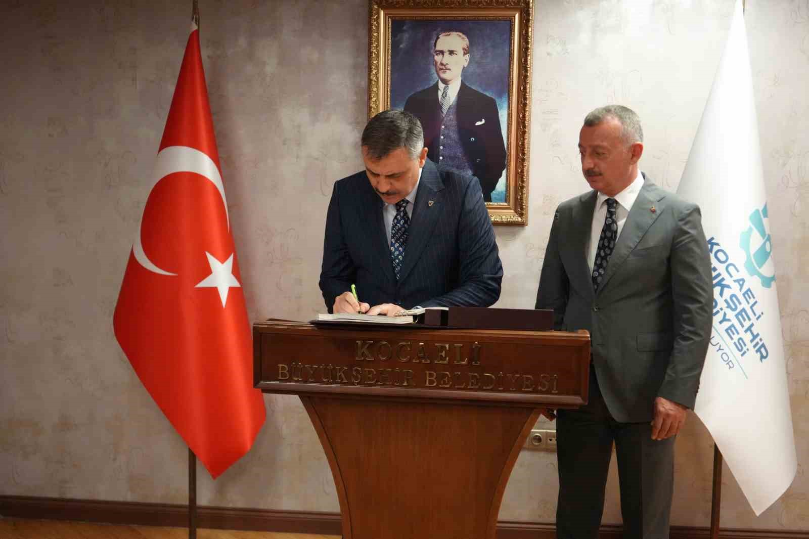 Bakan Çiftçi’den Kocaeli’de akvaryum ve kütüphane ziyareti