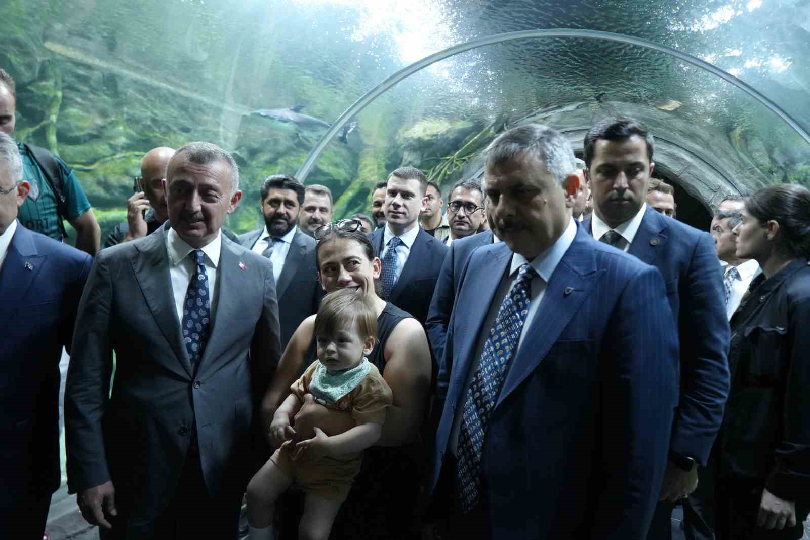 Bakan Çiftçi’den Kocaeli’de akvaryum ve kütüphane ziyareti