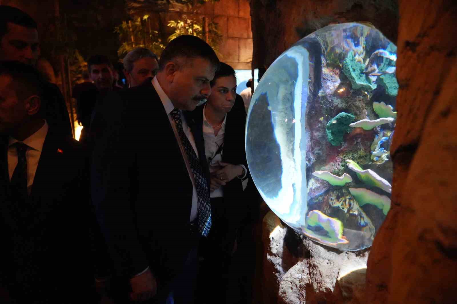 Bakan Çiftçi’den Kocaeli’de akvaryum ve kütüphane ziyareti