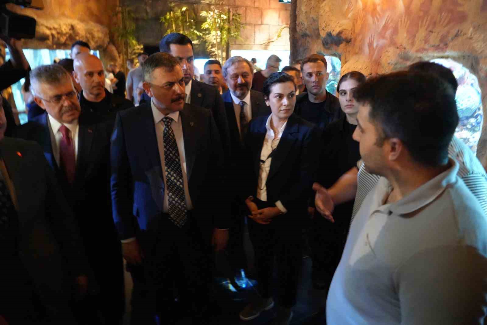 Bakan Çiftçi’den Kocaeli’de akvaryum ve kütüphane ziyareti