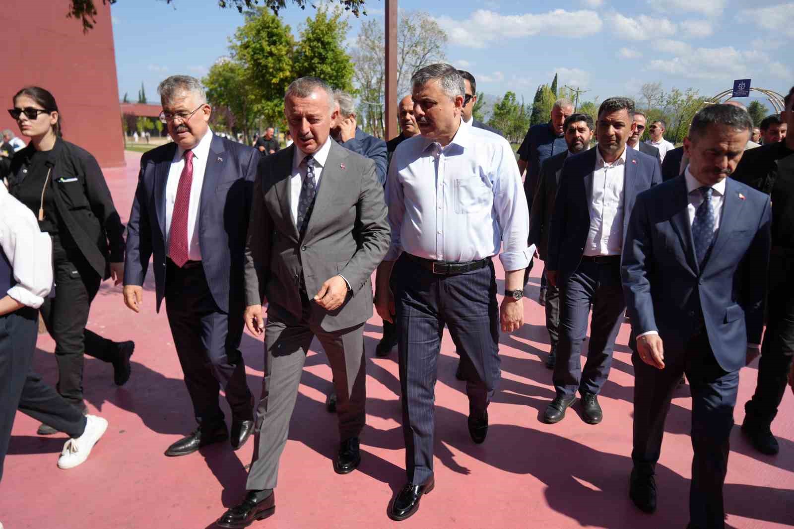 Bakan Çiftçi’den Kocaeli’de akvaryum ve kütüphane ziyareti