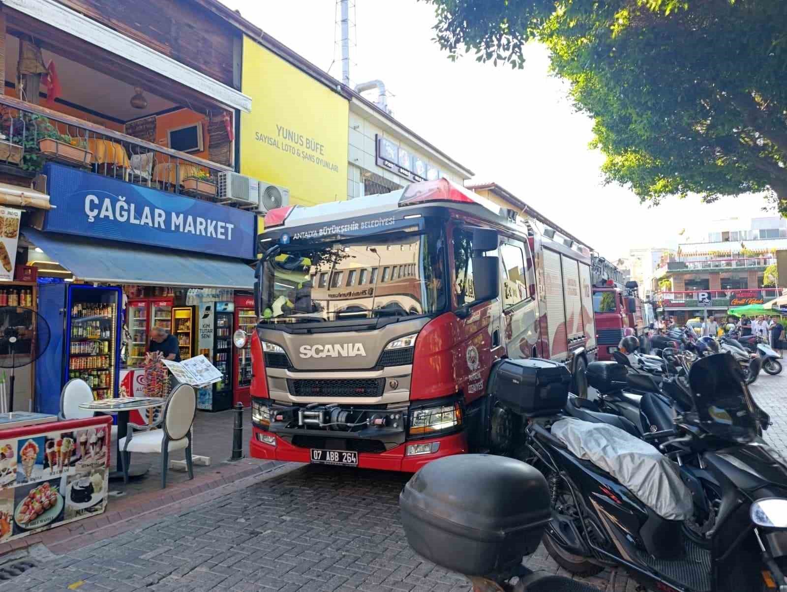 Alanya’da restoran bacasında çıkan duman paniğe neden oldu