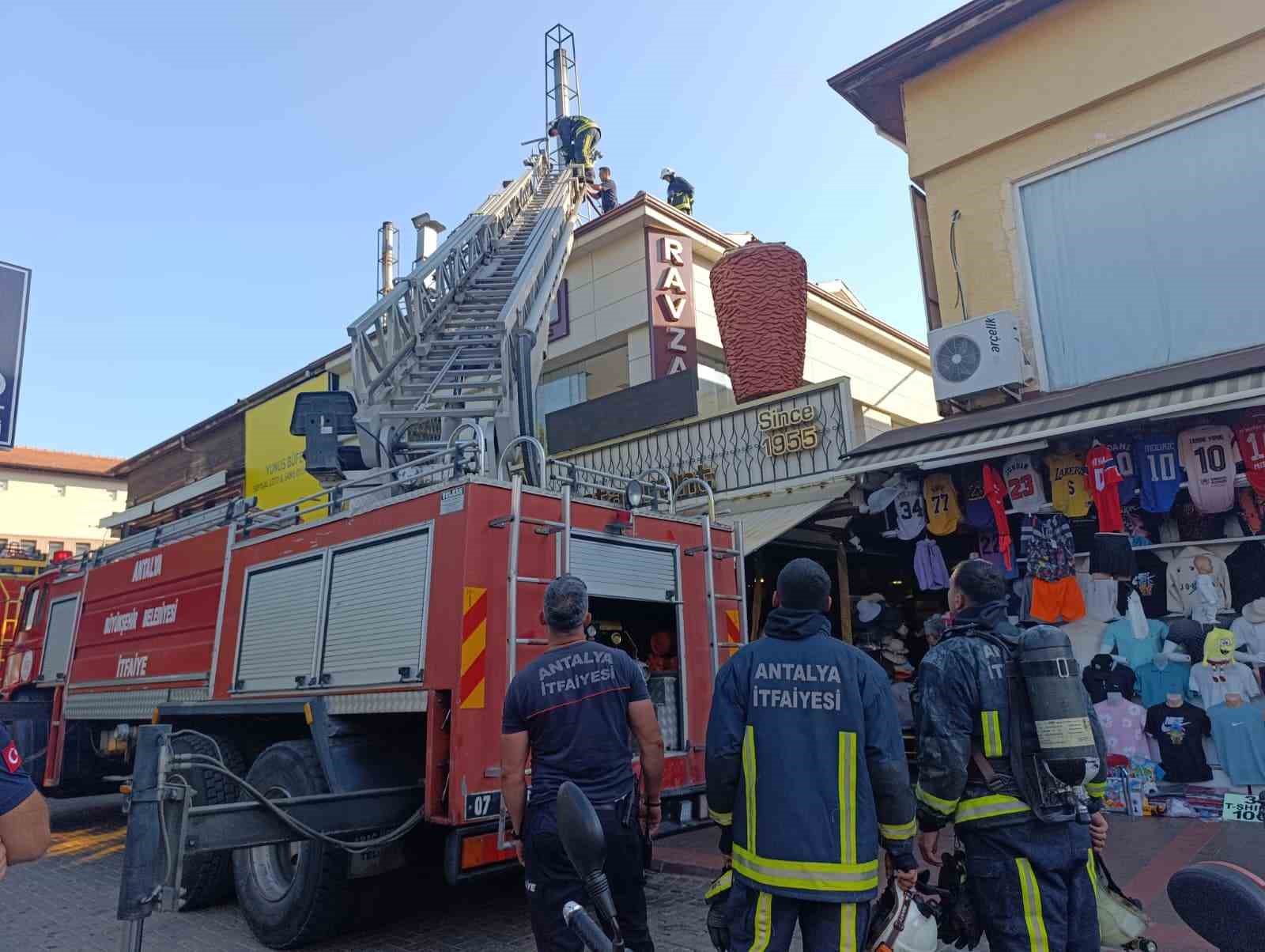Alanya’da restoran bacasında çıkan duman paniğe neden oldu