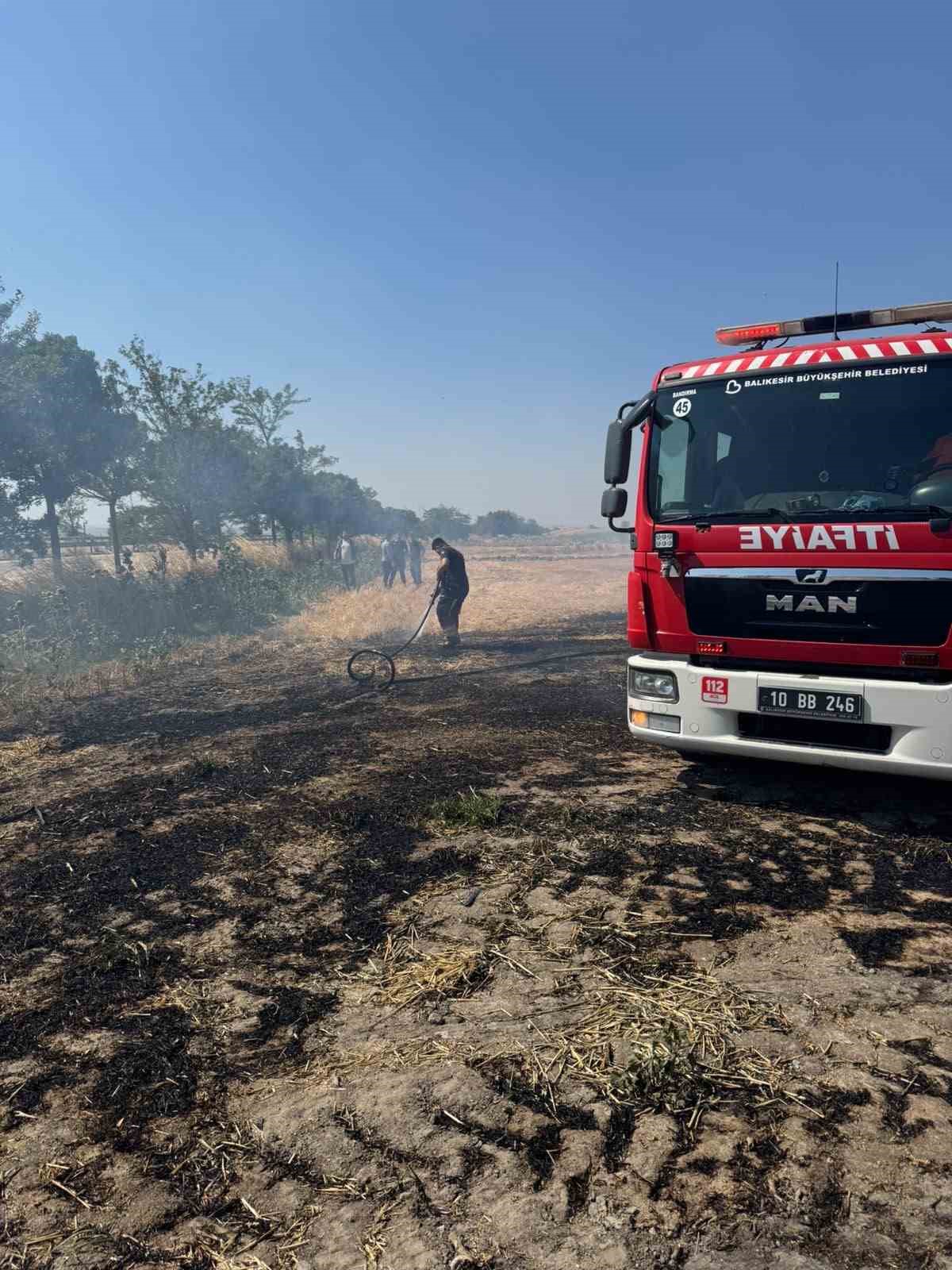 Bandırma’da çıkan anız yangını itfaiye ekiplerince söndürüldü