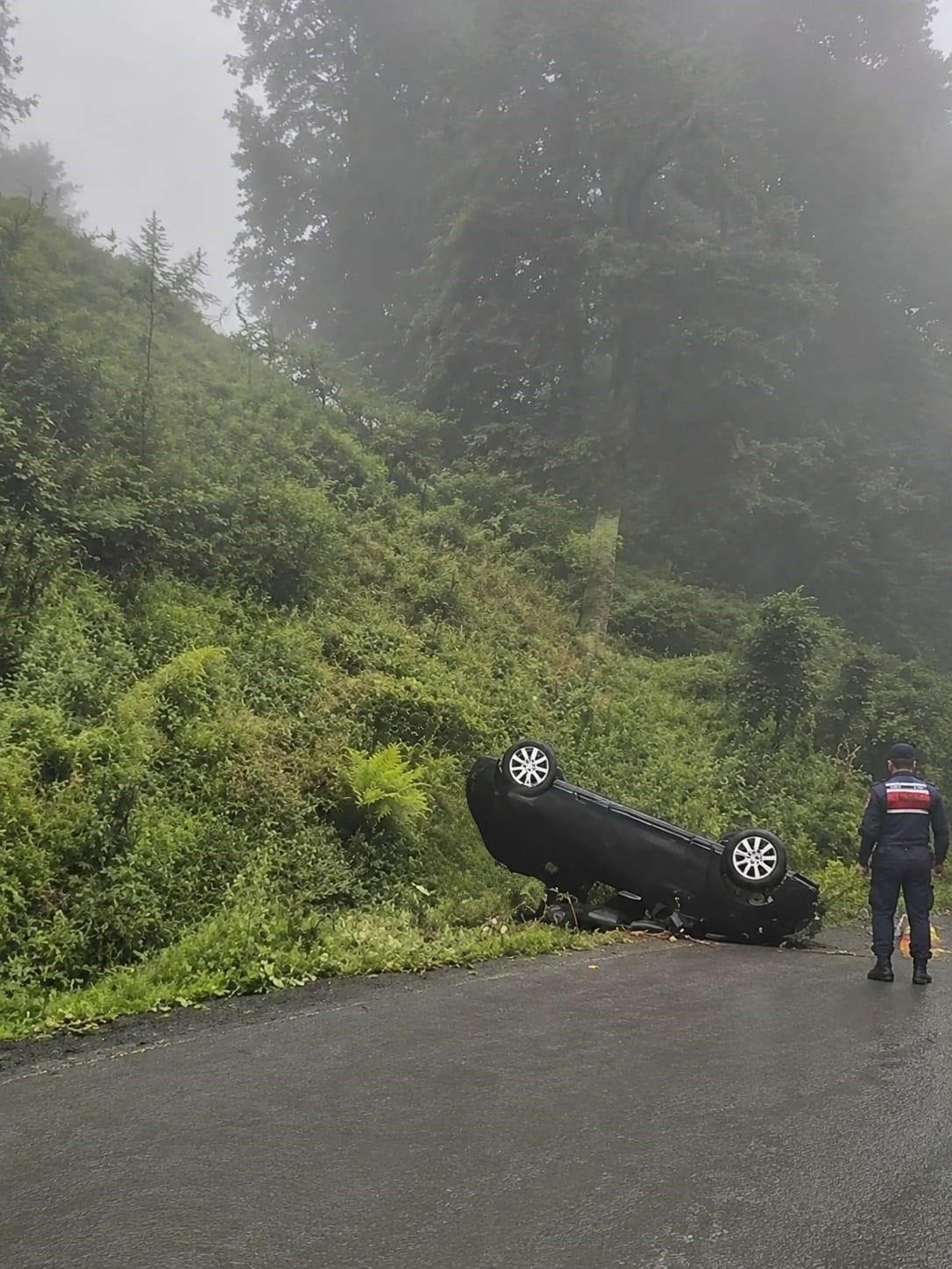 Trabzon’da otomobil uçuruma yuvarlandı: 2 Yaralı