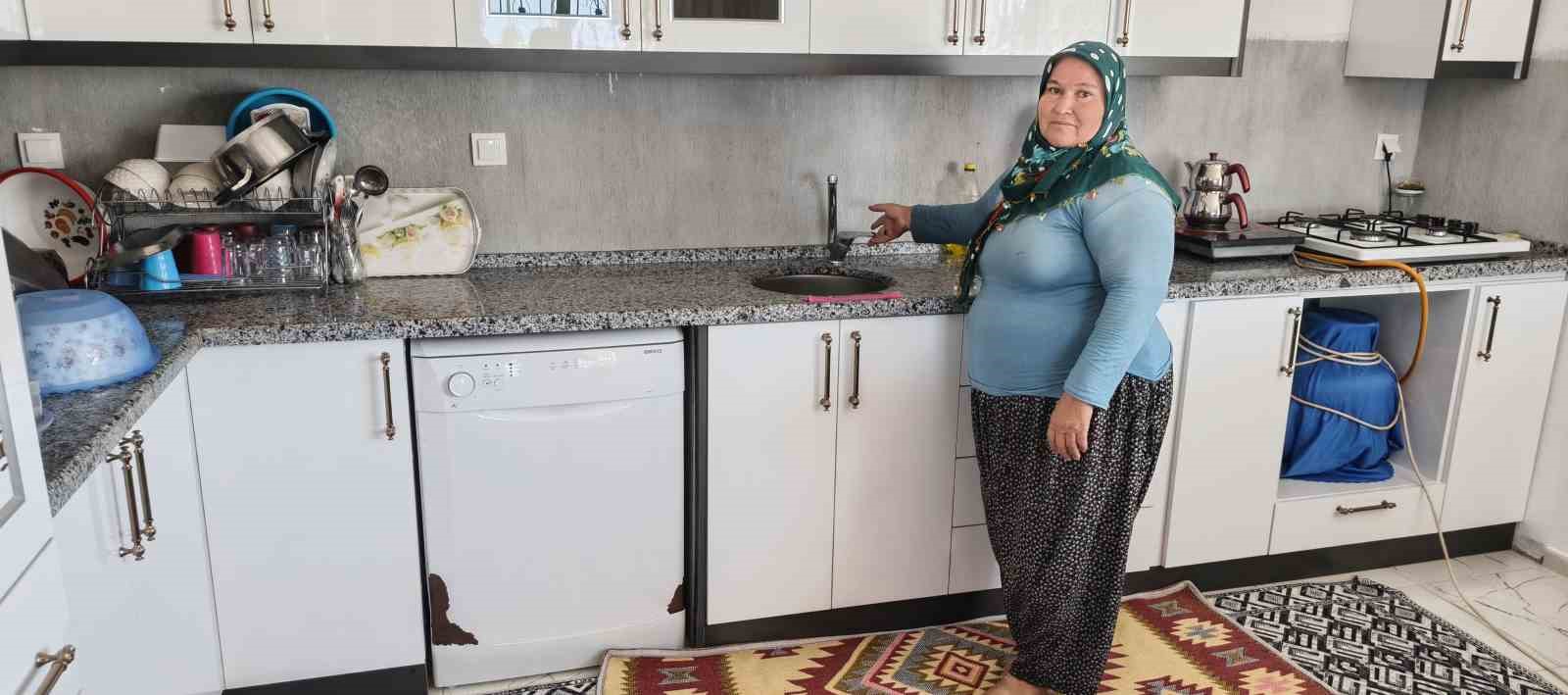 Mersin Silifke’de su sıkıntısı: Bidonlarla su taşıyan köylüler destek istedi