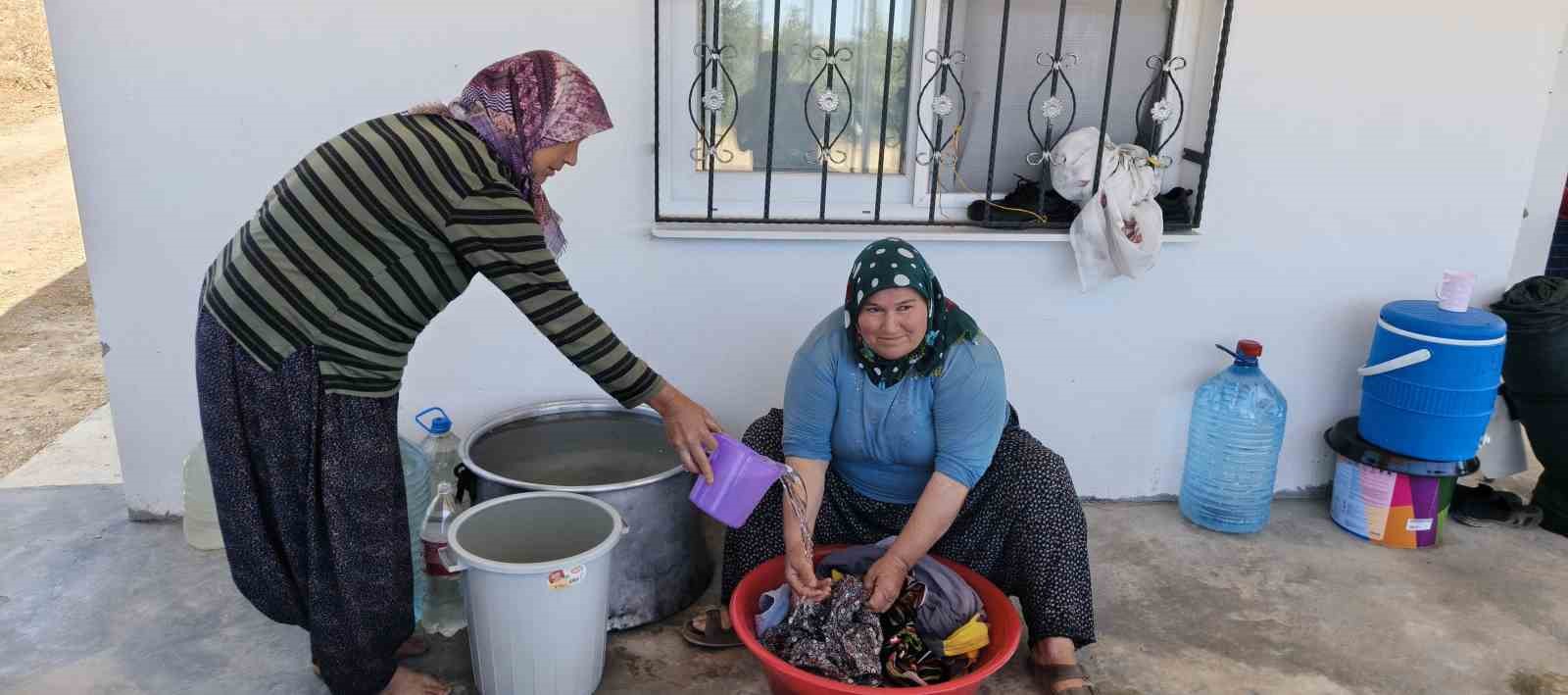 Mersin Silifke’de su sıkıntısı: Bidonlarla su taşıyan köylüler destek istedi