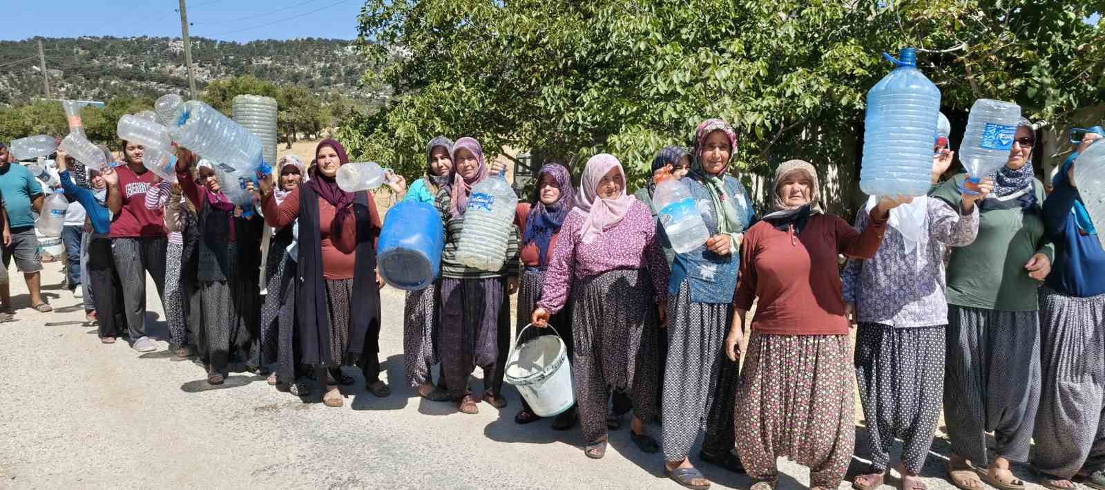 Mersin Silifke’de su sıkıntısı: Bidonlarla su taşıyan köylüler destek istedi