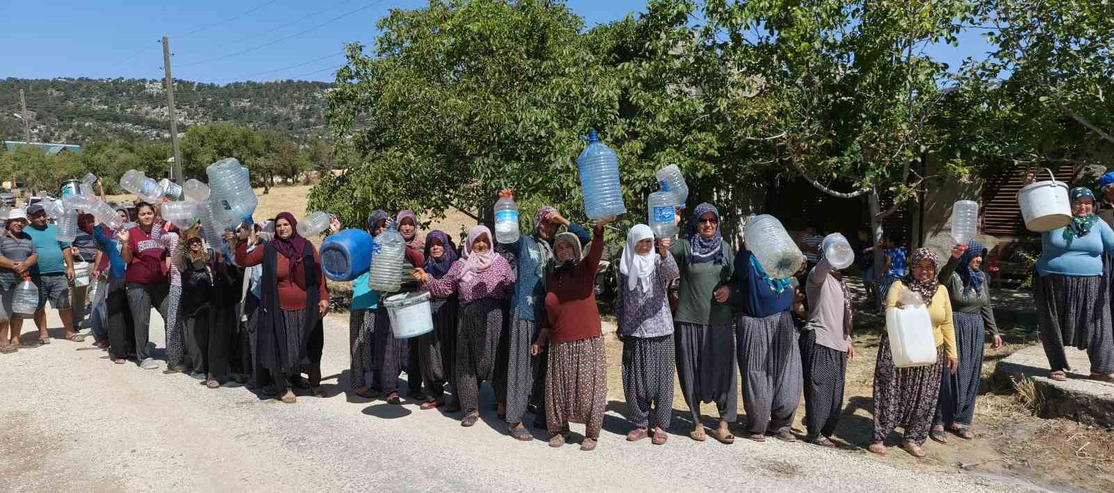 Mersin Silifke’de su sıkıntısı: Bidonlarla su taşıyan köylüler destek istedi