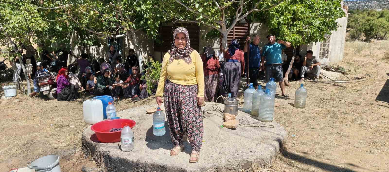 Mersin Silifke’de su sıkıntısı: Bidonlarla su taşıyan köylüler destek istedi