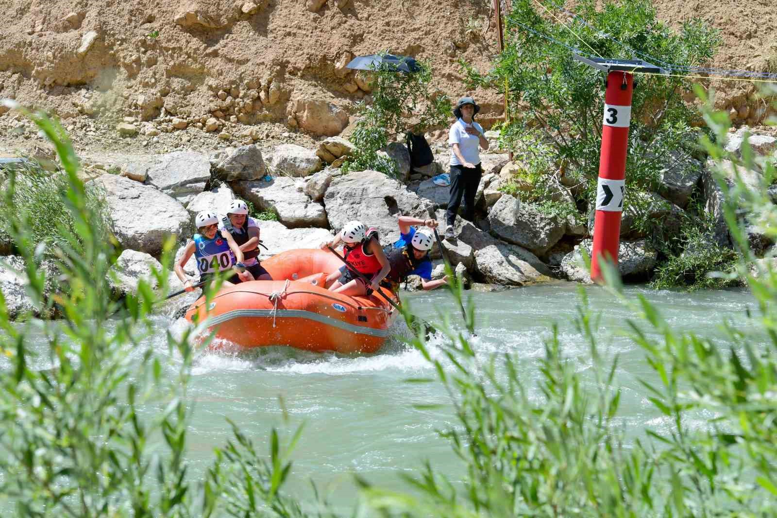 Rafting Türkiye Şampiyonası 3. ayak yarışları Çatak’ta sona erdi