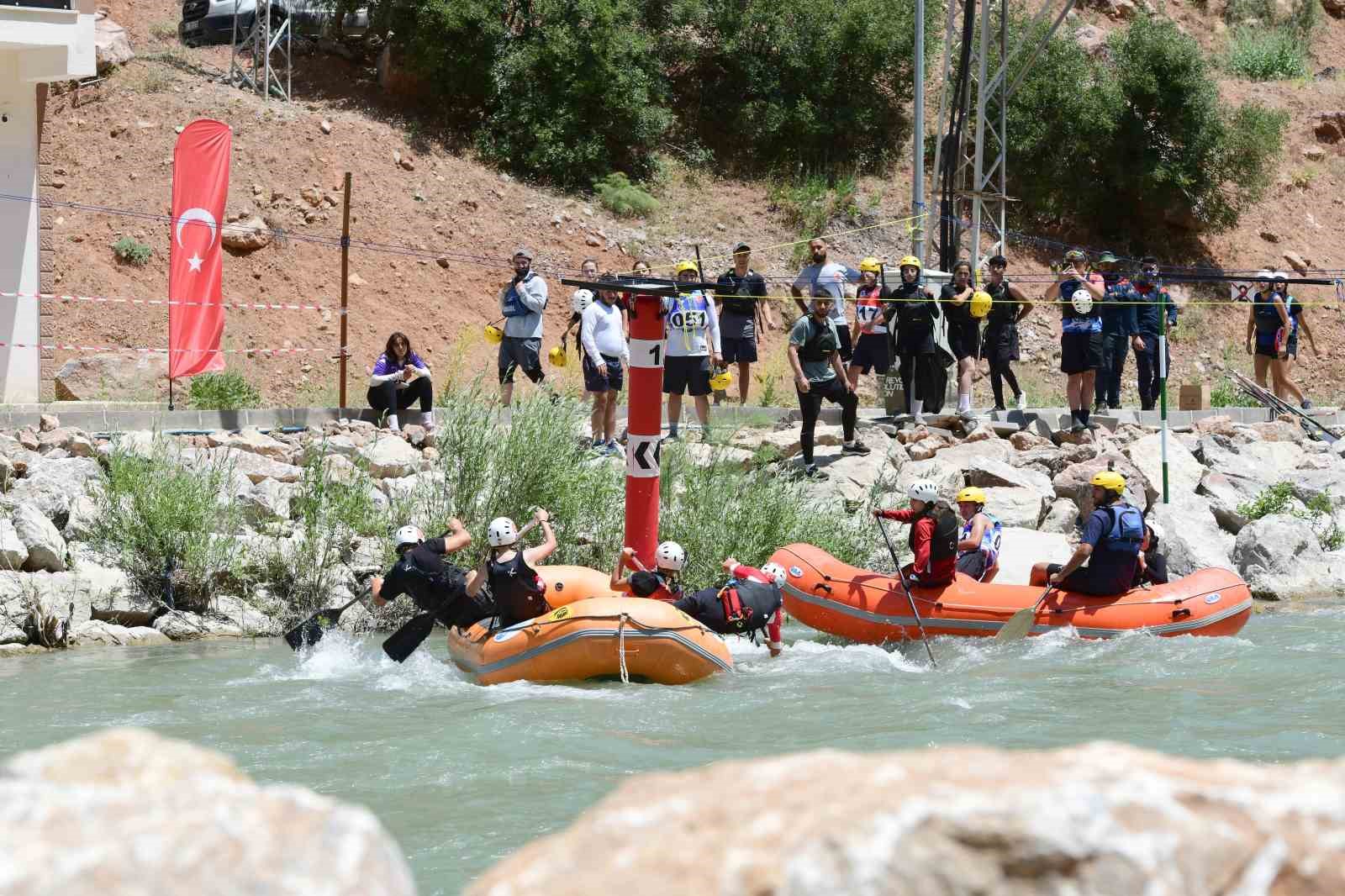 Rafting Türkiye Şampiyonası 3. ayak yarışları Çatak’ta sona erdi