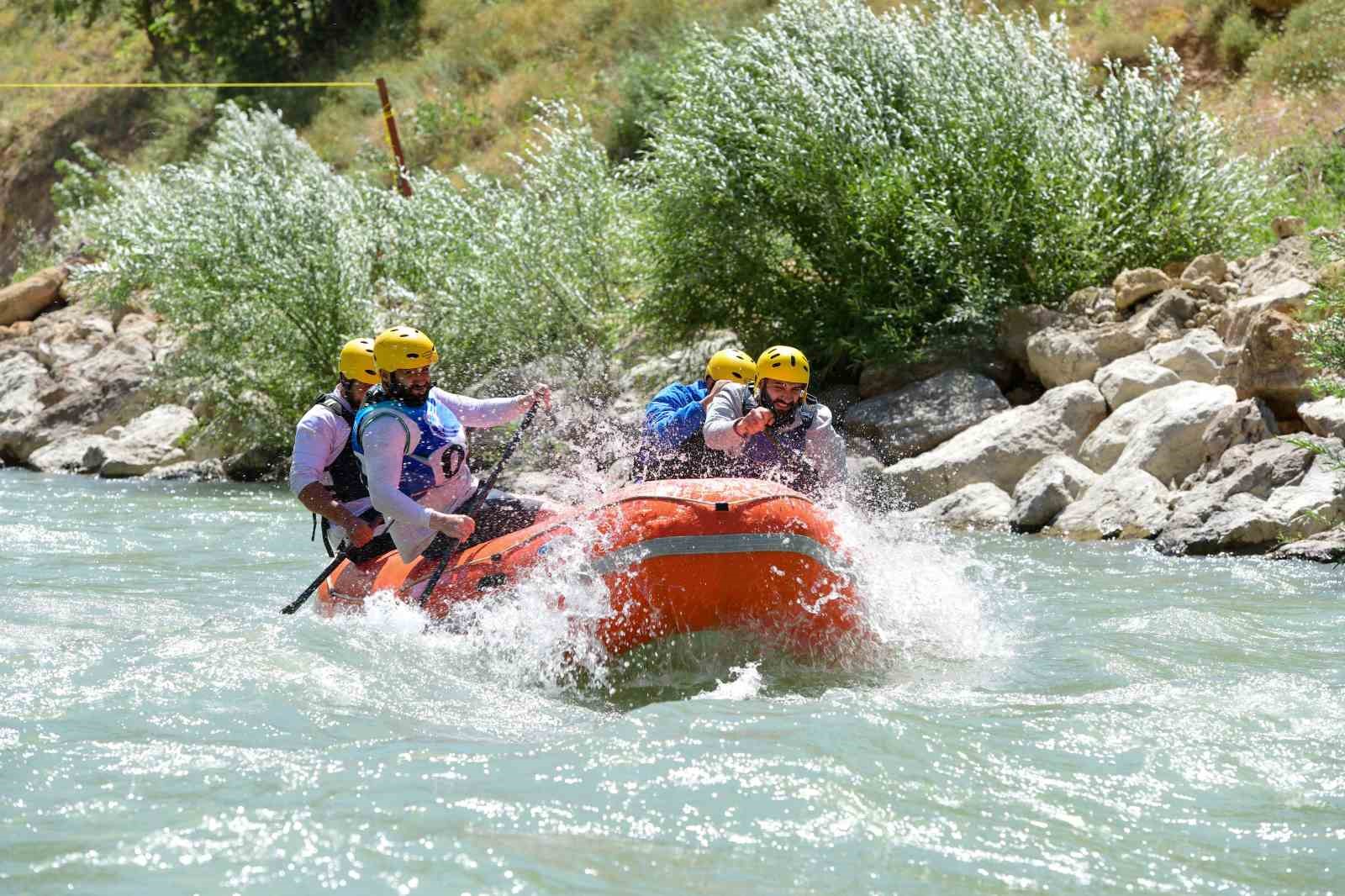 Rafting Türkiye Şampiyonası 3. ayak yarışları Çatak’ta sona erdi