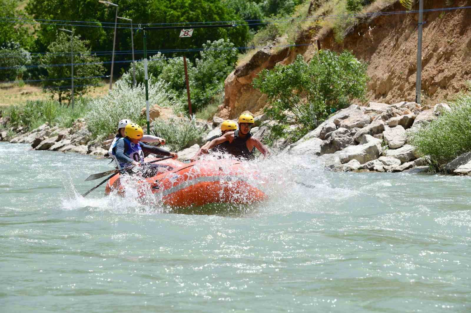 Rafting Türkiye Şampiyonası 3. ayak yarışları Çatak’ta sona erdi