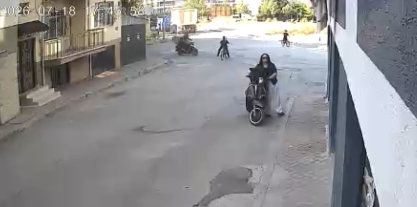 Motosikletin çaptığı bisikletli çocuk yaralandı: Kaza anı kamerada
