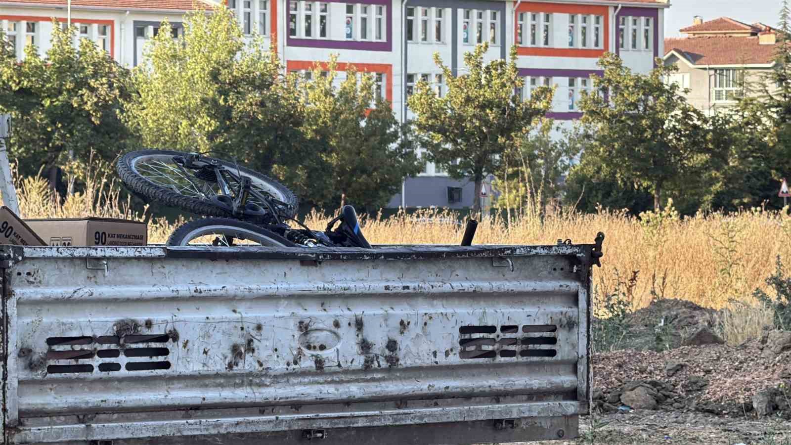 Motosikletin çaptığı bisikletli çocuk yaralandı: Kaza anı kamerada
