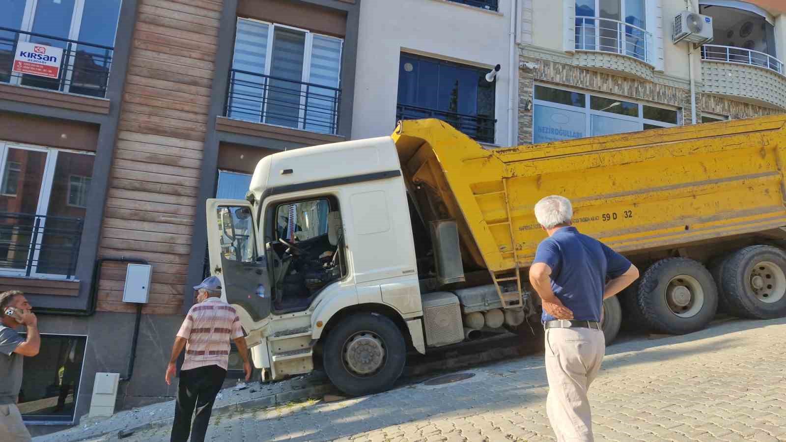 Freni boşalan kamyon eve çarptı: Mahalle sakinleri deprem oluyor sandı
