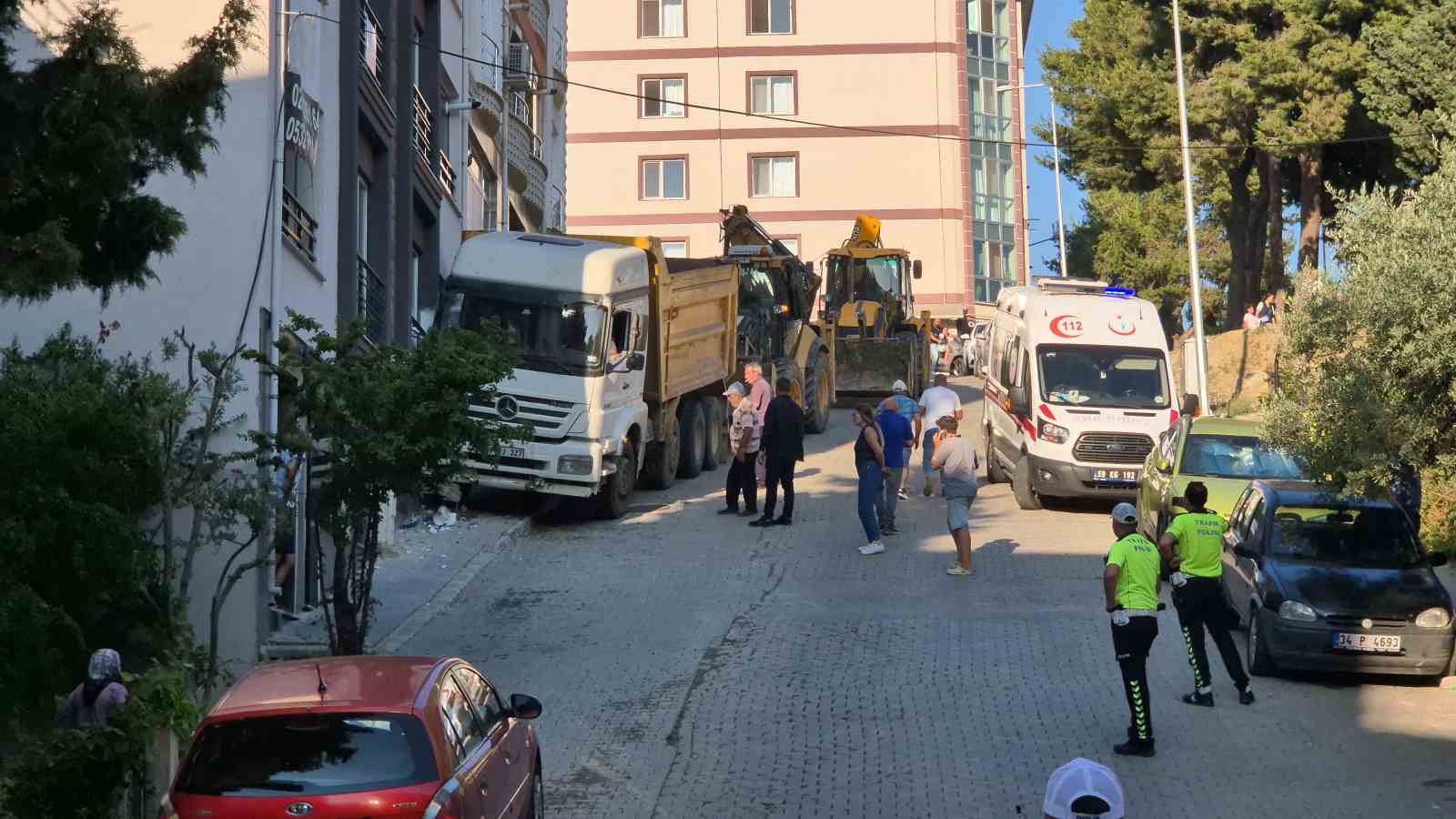 Freni boşalan kamyon eve çarptı: Mahalle sakinleri deprem oluyor sandı