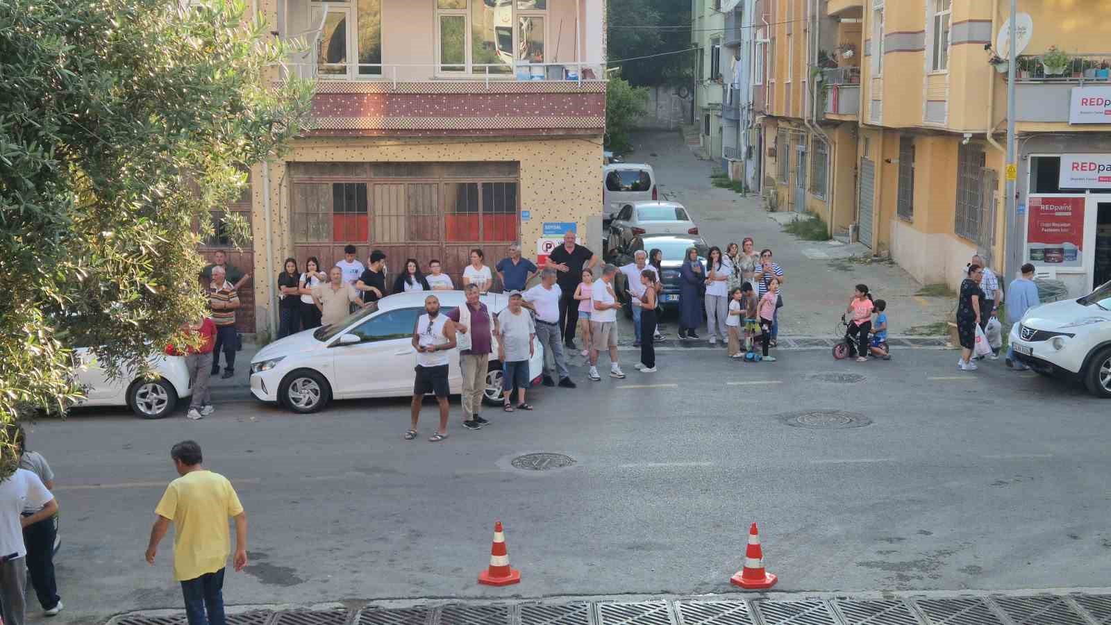 Freni boşalan kamyon eve çarptı: Mahalle sakinleri deprem oluyor sandı