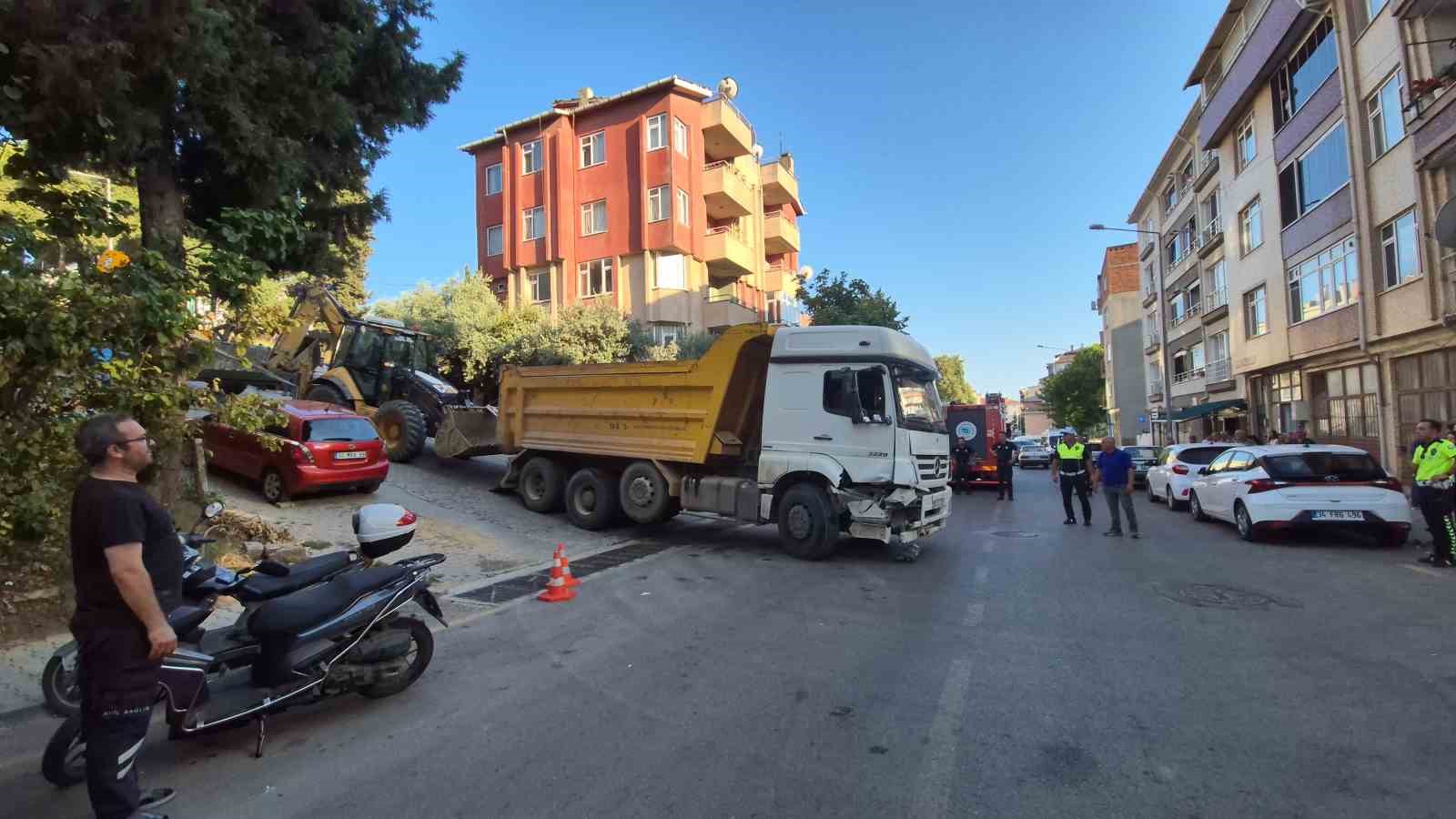 Freni boşalan kamyon eve çarptı: Mahalle sakinleri deprem oluyor sandı