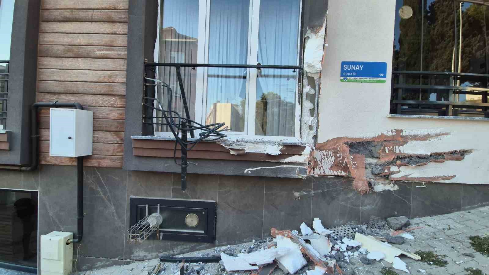 Freni boşalan kamyon eve çarptı: Mahalle sakinleri deprem oluyor sandı