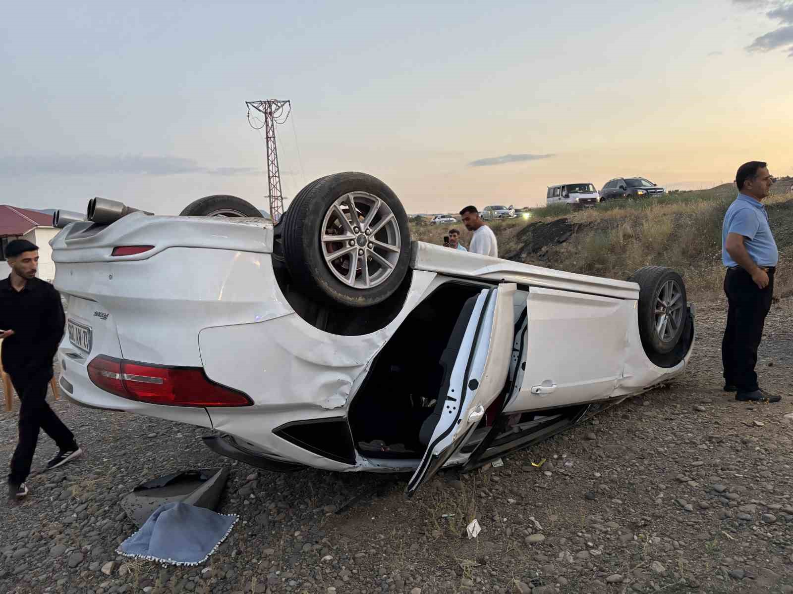 Bingöl’de otomobil takla attı: 3 yaralı