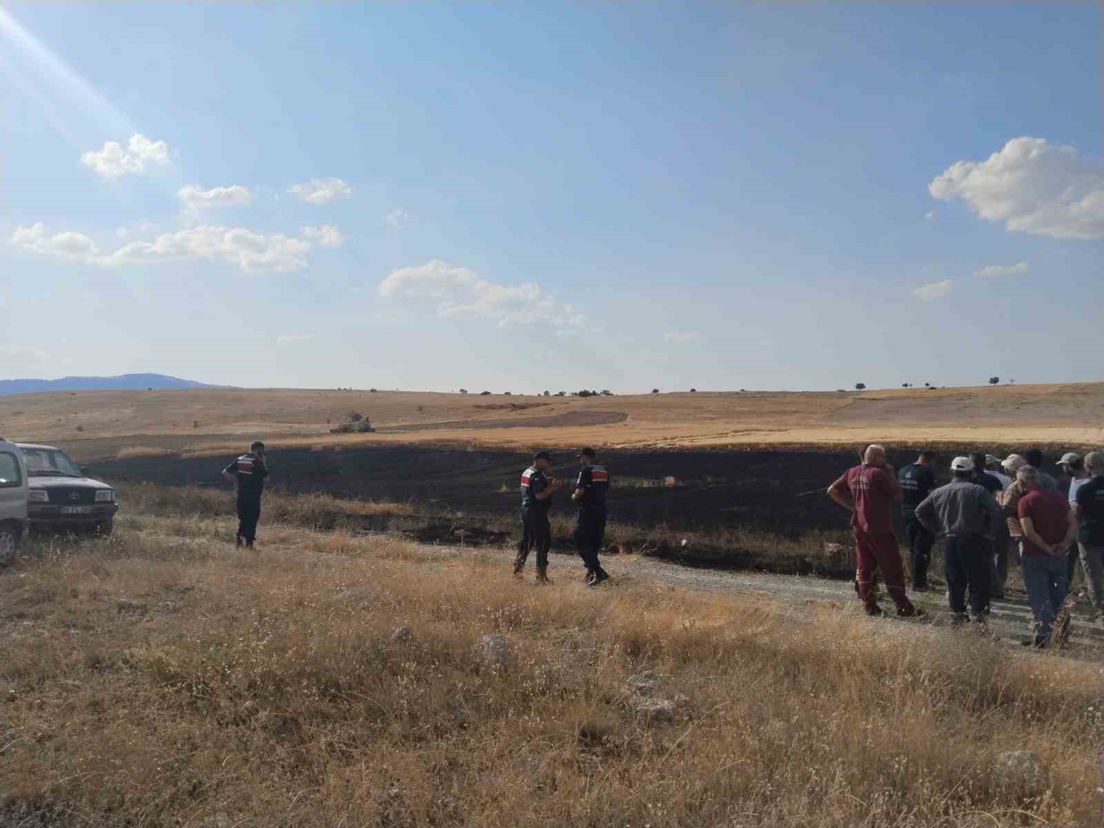 Biçerdöverden çıkan ekin yangını büyümeden söndürüldü