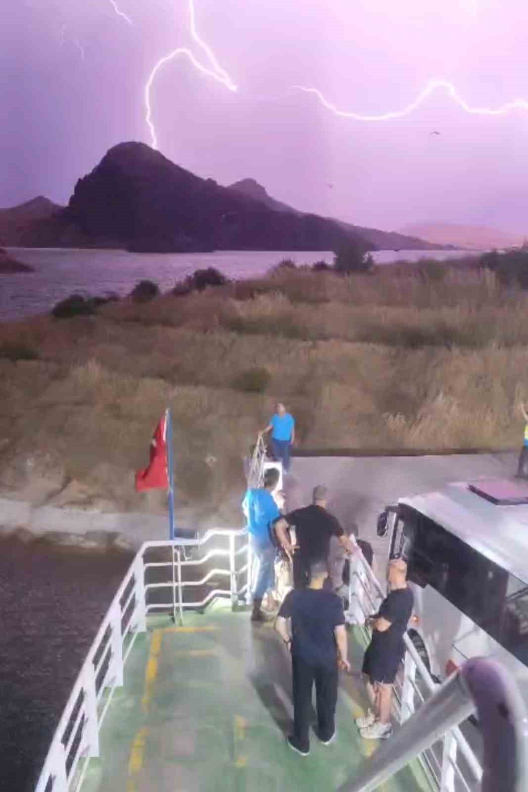 Elazığ’da fırtına etkili oldu: Feribot iskeleye yanaşamadı