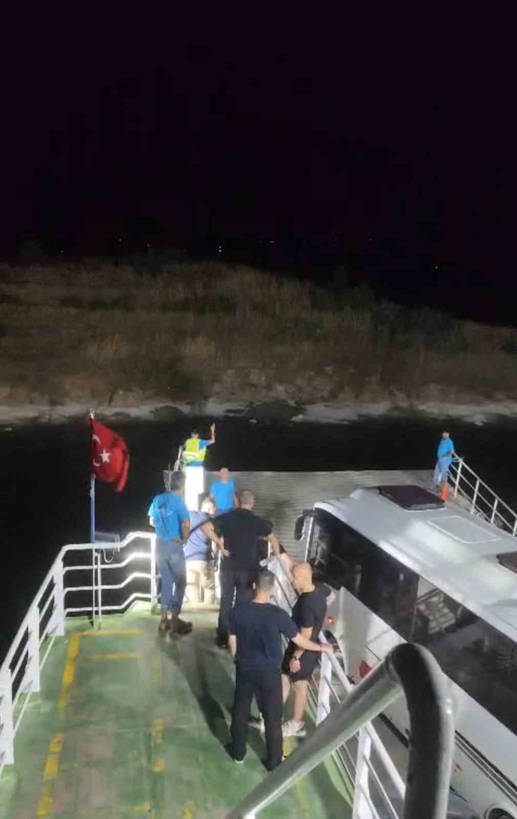 Elazığ’da fırtına etkili oldu: Feribot iskeleye yanaşamadı